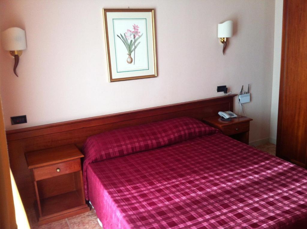Hotel Impero Брешія Номер фото
